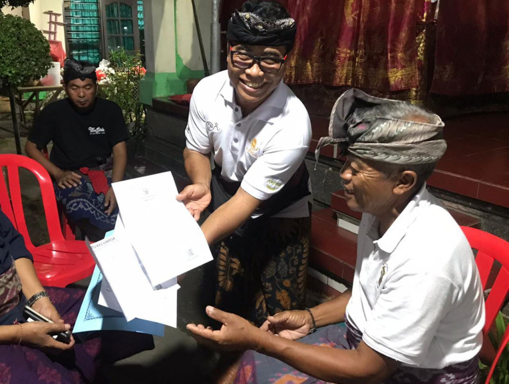 Penyerahan KK (Kartu Keluarga) Baru dan Akta Kematian kepada Perwakilan Keluarga di Banjar Pendem, Desa Dalung